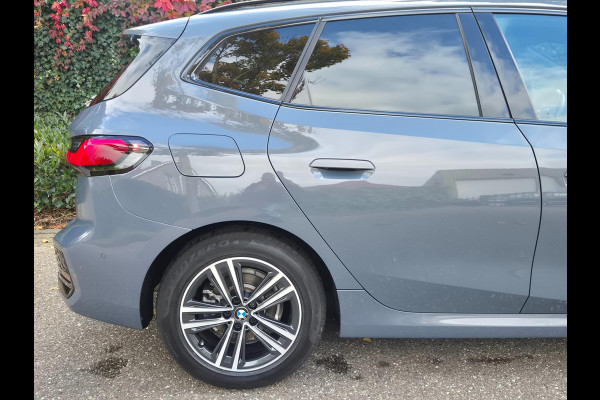 BMW 2 Serie Active Tourer M Sport CarPlay Trekhaak ACC Line Assist CarPlay Cam H&K Sparkling copper grey Fabriek garantie 26 BMW 2 Serie Active Tourer M Sport CarPlay Trekhaak ACC Line Assist CarPlay Cam H&K Sparkling copper grey Fabriek garantie 26