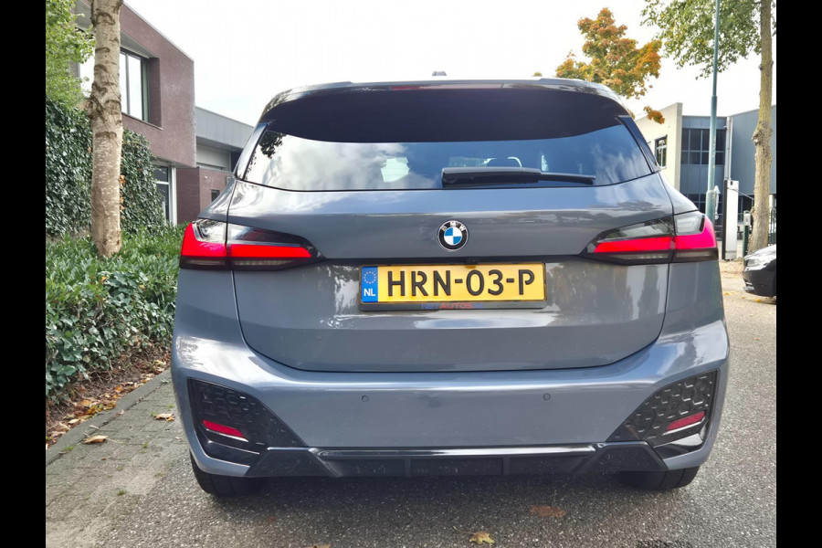 BMW 2 Serie Active Tourer M Sport CarPlay Trekhaak ACC Line Assist CarPlay Cam H&K Sparkling copper grey Fabriek garantie 26 BMW 2 Serie Active Tourer M Sport CarPlay Trekhaak ACC Line Assist CarPlay Cam H&K Sparkling copper grey Fabriek garantie 26