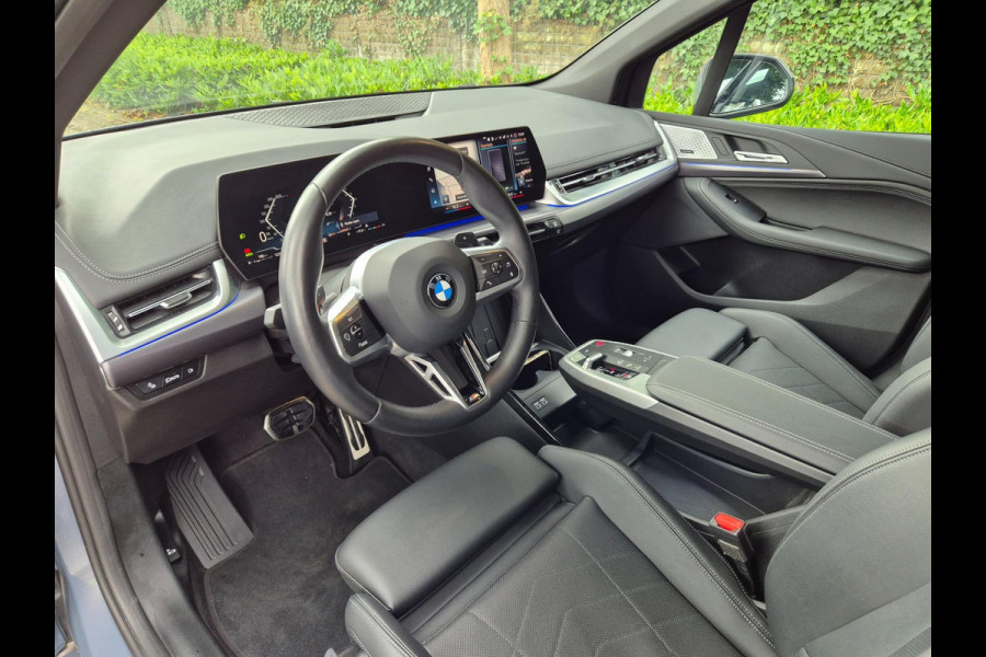 BMW 2 Serie Active Tourer M Sport CarPlay Trekhaak ACC Line Assist CarPlay Cam H&K Sparkling copper grey Fabriek garantie 26 BMW 2 Serie Active Tourer M Sport CarPlay Trekhaak ACC Line Assist CarPlay Cam H&K Sparkling copper grey Fabriek garantie 26