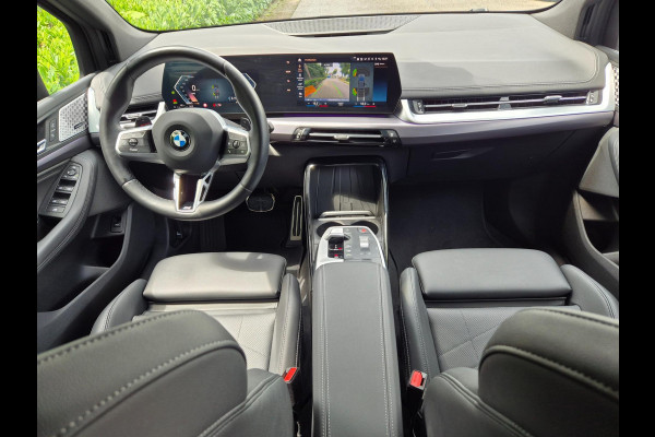 BMW 2 Serie Active Tourer M Sport CarPlay Trekhaak ACC Line Assist CarPlay Cam H&K Sparkling copper grey Fabriek garantie 26 BMW 2 Serie Active Tourer M Sport CarPlay Trekhaak ACC Line Assist CarPlay Cam H&K Sparkling copper grey Fabriek garantie 26