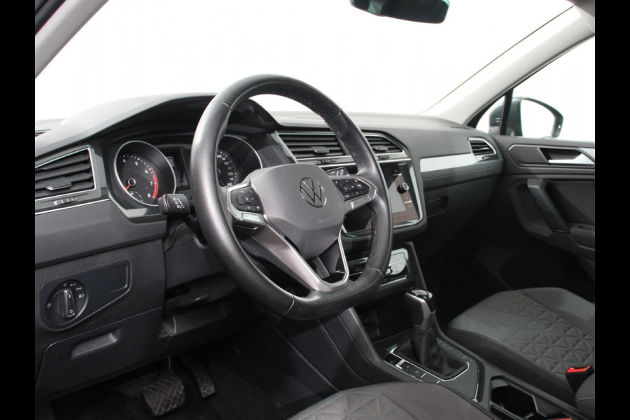 Volkswagen Tiguan 1.5 TSI DSG 150pk Life | Navigatie | Apple Carplay/Android Auto | Parkeersensoren | Adaptive cruise Control | Wegklapbare Trekhaak | Stoel- en stuurverwarming | Ledverlichting | Getinte ramen | Climate Control