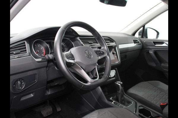 Volkswagen Tiguan 1.5 TSI DSG 150pk Life | Navigatie | Apple Carplay/Android Auto | Parkeersensoren | Adaptive cruise Control | Wegklapbare Trekhaak | Stoel- en stuurverwarming | Ledverlichting | Getinte ramen | Climate Control