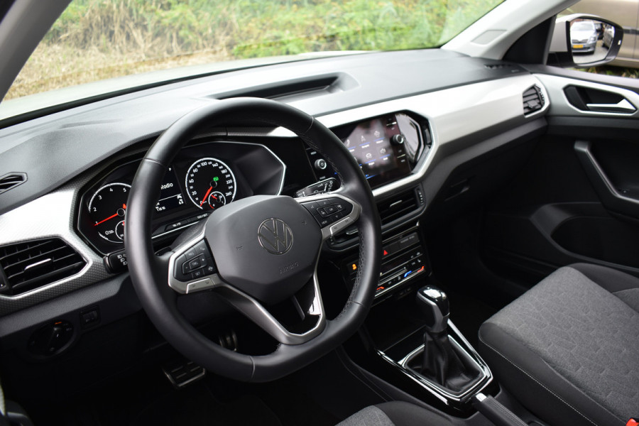 Volkswagen T-Cross TSI 110PK DSG STYLE NAVI/CARPLAY/PARKEERSENSOREN
