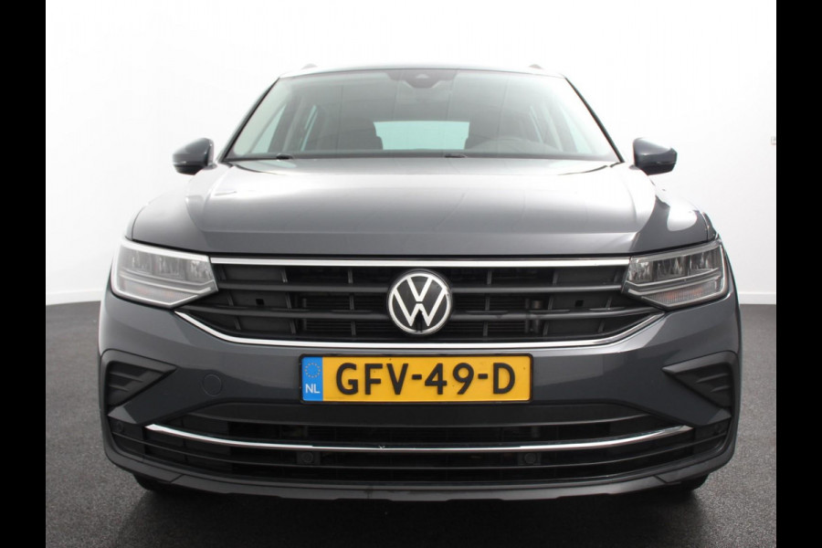 Volkswagen Tiguan 1.5 TSI DSG 150pk Life | Navigatie | Apple Carplay/Android Auto | Parkeersensoren | Adaptive cruise Control | Wegklapbare Trekhaak | Stoel- en stuurverwarming | Ledverlichting | Getinte ramen | Climate Control