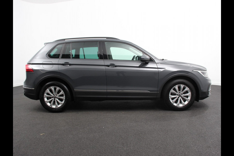 Volkswagen Tiguan 1.5 TSI DSG 150pk Life | Navigatie | Apple Carplay/Android Auto | Parkeersensoren | Adaptive cruise Control | Wegklapbare Trekhaak | Stoel- en stuurverwarming | Ledverlichting | Getinte ramen | Climate Control