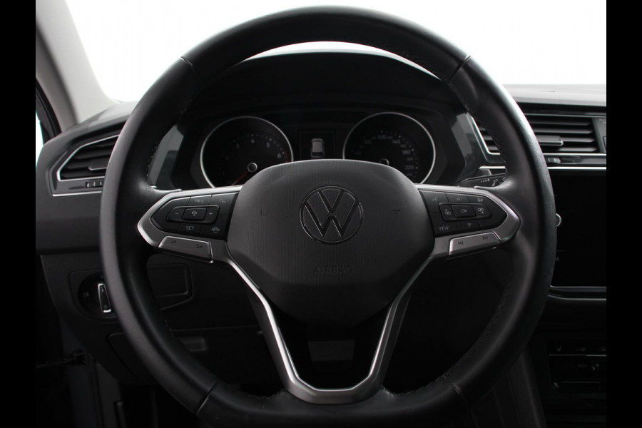Volkswagen Tiguan 1.5 TSI DSG 150pk Life | Navigatie | Apple Carplay/Android Auto | Parkeersensoren | Adaptive cruise Control | Wegklapbare Trekhaak | Stoel- en stuurverwarming | Ledverlichting | Getinte ramen | Climate Control