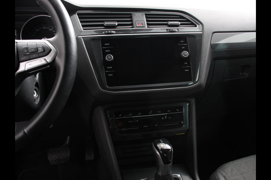Volkswagen Tiguan 1.5 TSI DSG 150pk Life | Navigatie | Apple Carplay/Android Auto | Parkeersensoren | Adaptive cruise Control | Wegklapbare Trekhaak | Stoel- en stuurverwarming | Ledverlichting | Getinte ramen | Climate Control