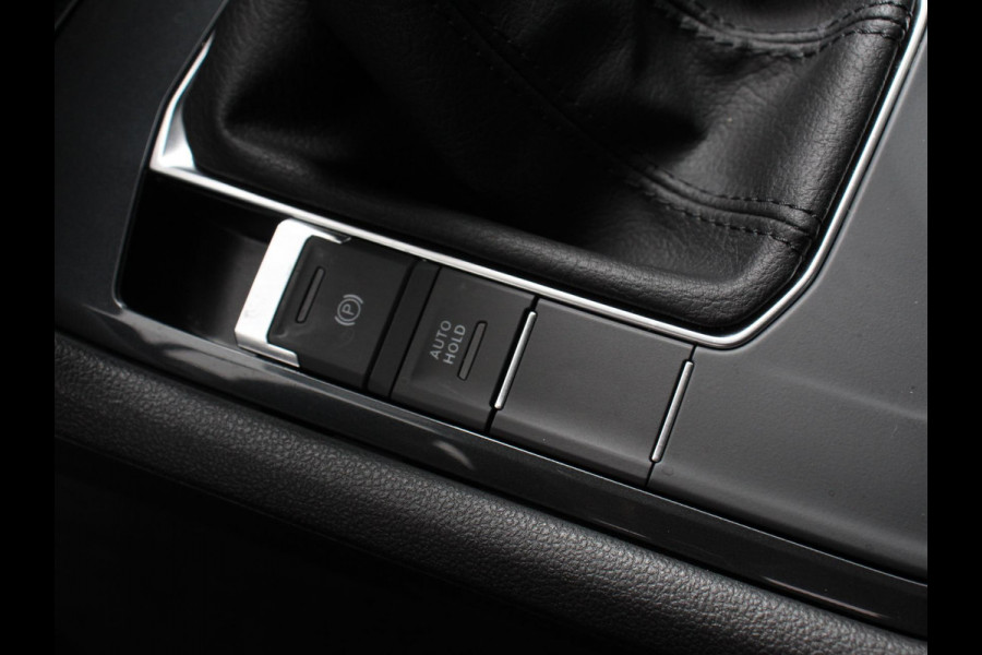 Volkswagen Tiguan 1.5 TSI DSG 150pk Life | Navigatie | Apple Carplay/Android Auto | Parkeersensoren | Adaptive cruise Control | Wegklapbare Trekhaak | Stoel- en stuurverwarming | Ledverlichting | Getinte ramen | Climate Control