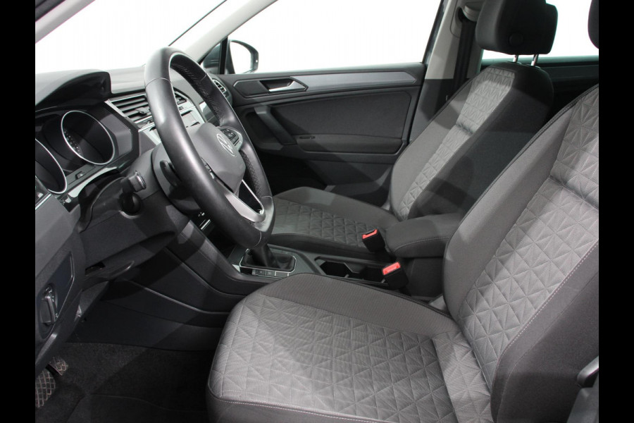 Volkswagen Tiguan 1.5 TSI DSG 150pk Life | Navigatie | Apple Carplay/Android Auto | Parkeersensoren | Adaptive cruise Control | Wegklapbare Trekhaak | Stoel- en stuurverwarming | Ledverlichting | Getinte ramen | Climate Control