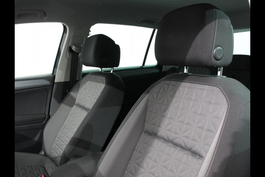 Volkswagen Tiguan 1.5 TSI DSG 150pk Life | Navigatie | Apple Carplay/Android Auto | Parkeersensoren | Adaptive cruise Control | Wegklapbare Trekhaak | Stoel- en stuurverwarming | Ledverlichting | Getinte ramen | Climate Control