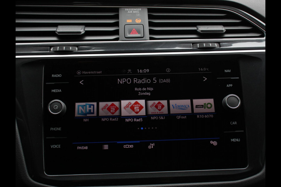 Volkswagen Tiguan 1.5 TSI DSG 150pk Life | Navigatie | Apple Carplay/Android Auto | Parkeersensoren | Adaptive cruise Control | Wegklapbare Trekhaak | Stoel- en stuurverwarming | Ledverlichting | Getinte ramen | Climate Control