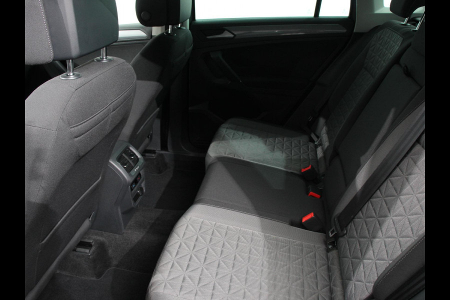 Volkswagen Tiguan 1.5 TSI DSG 150pk Life | Navigatie | Apple Carplay/Android Auto | Parkeersensoren | Adaptive cruise Control | Wegklapbare Trekhaak | Stoel- en stuurverwarming | Ledverlichting | Getinte ramen | Climate Control