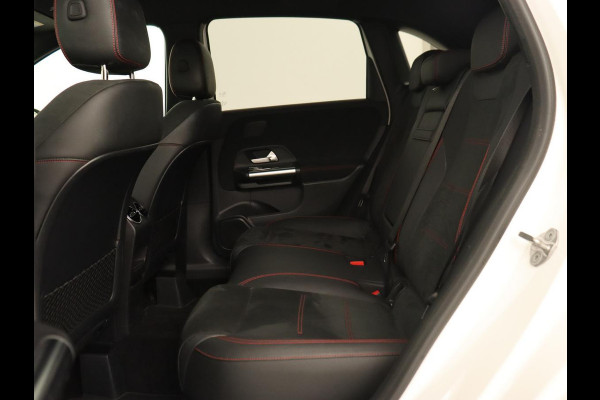 Mercedes-Benz B-Klasse 200 Business Solution AMG | Half Leder/Alcantara | Stoelverwarming | Sfeerverlichting | Camera | Navigatie Mercedes-Benz B-Klasse 200 Business Solution AMG | Half Leder/Alcantara | Stoelverwarming | Sfeerverlichting | Camera | Navigatie