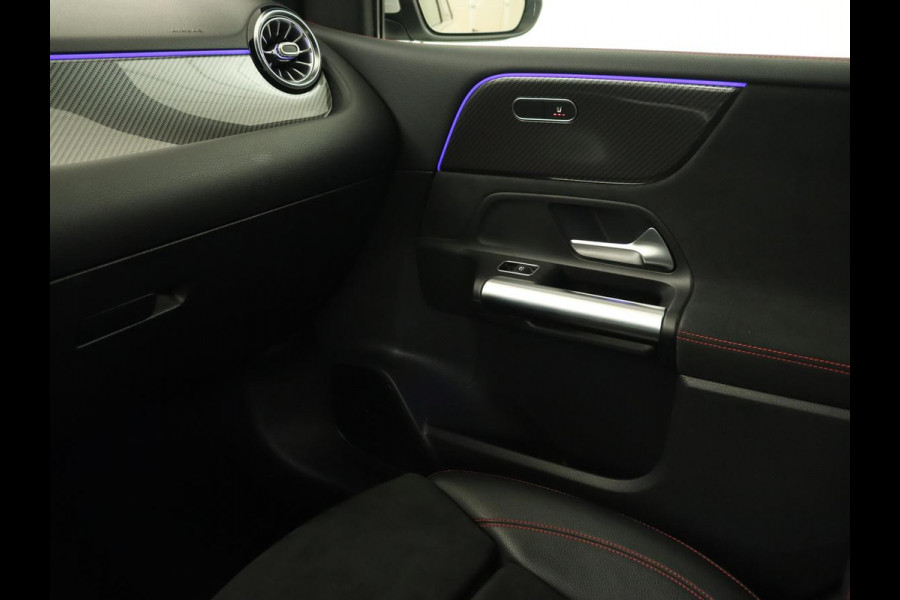 Mercedes-Benz B-Klasse 200 Business Solution AMG | Half Leder/Alcantara | Stoelverwarming | Sfeerverlichting | Camera | Navigatie Mercedes-Benz B-Klasse 200 Business Solution AMG | Half Leder/Alcantara | Stoelverwarming | Sfeerverlichting | Camera | Navigatie