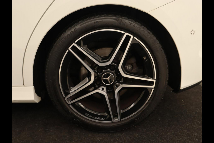 Mercedes-Benz B-Klasse 200 Business Solution AMG | Half Leder/Alcantara | Stoelverwarming | Sfeerverlichting | Camera | Navigatie Mercedes-Benz B-Klasse 200 Business Solution AMG | Half Leder/Alcantara | Stoelverwarming | Sfeerverlichting | Camera | Navigatie