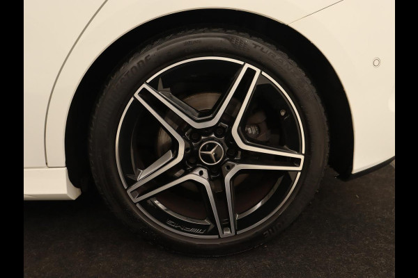 Mercedes-Benz B-Klasse 200 Business Solution AMG | Half Leder/Alcantara | Stoelverwarming | Sfeerverlichting | Camera | Navigatie Mercedes-Benz B-Klasse 200 Business Solution AMG | Half Leder/Alcantara | Stoelverwarming | Sfeerverlichting | Camera | Navigatie