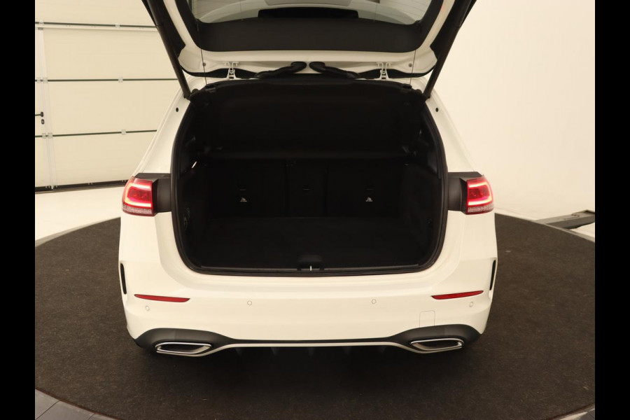 Mercedes-Benz B-Klasse 200 Business Solution AMG | Half Leder/Alcantara | Stoelverwarming | Sfeerverlichting | Camera | Navigatie Mercedes-Benz B-Klasse 200 Business Solution AMG | Half Leder/Alcantara | Stoelverwarming | Sfeerverlichting | Camera | Navigatie