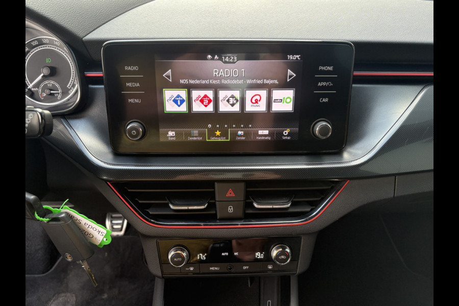 Škoda SCALA 1.0 TSi Sport Business CLIMA/CRUISE/CARPLAY/DAB/PDC/18INCH/TREKHAAK Škoda SCALA 1.0 TSi Sport Business CLIMA/CRUISE/CARPLAY/DAB/PDC/18INCH/TREKHAAK