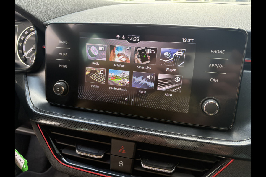 Škoda SCALA 1.0 TSi Sport Business CLIMA/CRUISE/CARPLAY/DAB/PDC/18INCH/TREKHAAK Škoda SCALA 1.0 TSi Sport Business CLIMA/CRUISE/CARPLAY/DAB/PDC/18INCH/TREKHAAK