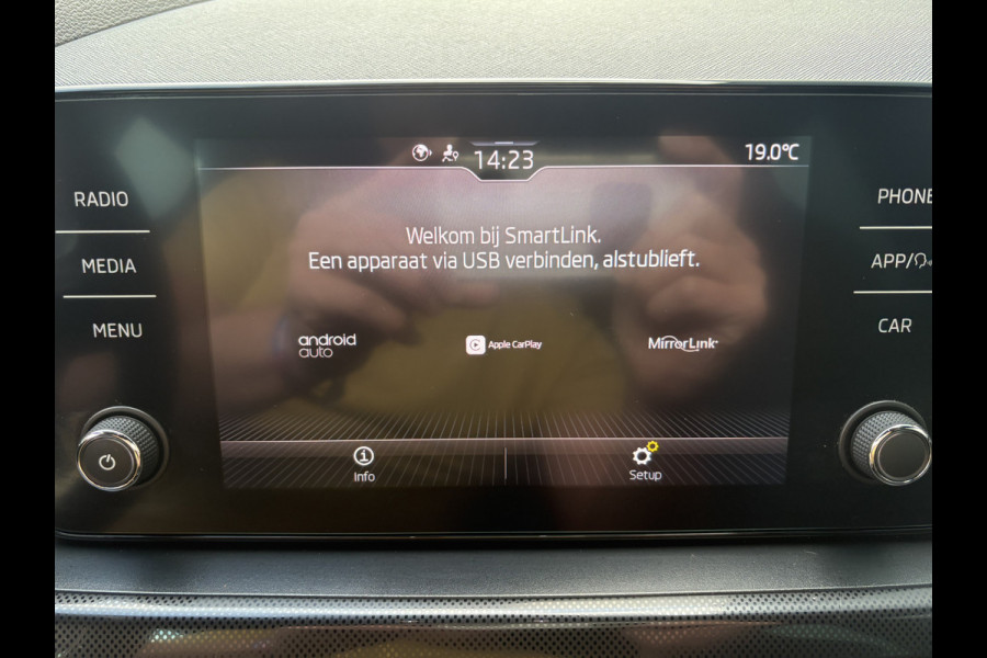Škoda SCALA 1.0 TSi Sport Business CLIMA/CRUISE/CARPLAY/DAB/PDC/18INCH/TREKHAAK Škoda SCALA 1.0 TSi Sport Business CLIMA/CRUISE/CARPLAY/DAB/PDC/18INCH/TREKHAAK