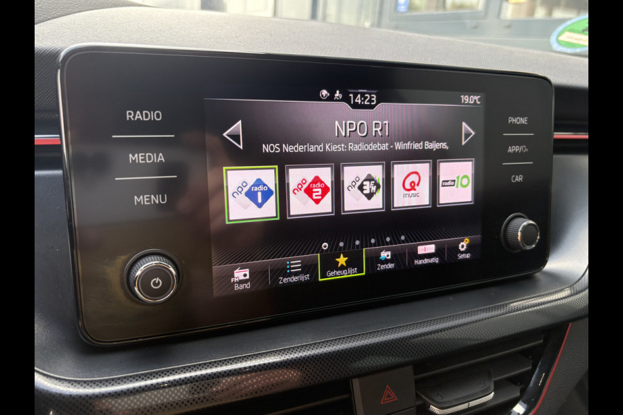 Škoda SCALA 1.0 TSi Sport Business CLIMA/CRUISE/CARPLAY/DAB/PDC/18INCH/TREKHAAK Škoda SCALA 1.0 TSi Sport Business CLIMA/CRUISE/CARPLAY/DAB/PDC/18INCH/TREKHAAK