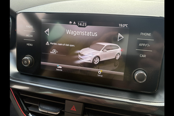 Škoda SCALA 1.0 TSi Sport Business CLIMA/CRUISE/CARPLAY/DAB/PDC/18INCH/TREKHAAK Škoda SCALA 1.0 TSi Sport Business CLIMA/CRUISE/CARPLAY/DAB/PDC/18INCH/TREKHAAK