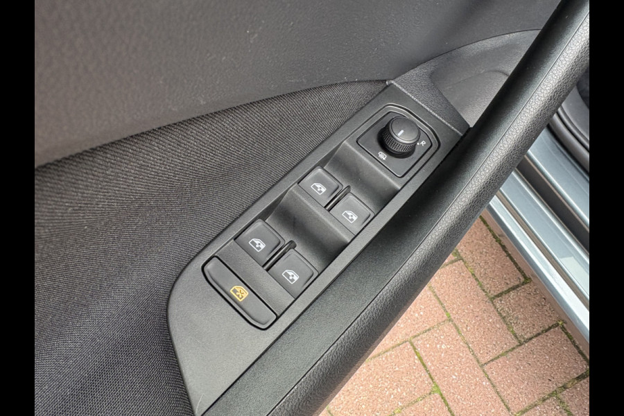 Škoda SCALA 1.0 TSi Sport Business CLIMA/CRUISE/CARPLAY/DAB/PDC/18INCH/TREKHAAK Škoda SCALA 1.0 TSi Sport Business CLIMA/CRUISE/CARPLAY/DAB/PDC/18INCH/TREKHAAK