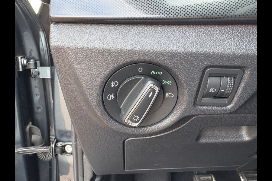 Škoda SCALA 1.0 TSi Sport Business CLIMA/CRUISE/CARPLAY/DAB/PDC/18INCH/TREKHAAK Škoda SCALA 1.0 TSi Sport Business CLIMA/CRUISE/CARPLAY/DAB/PDC/18INCH/TREKHAAK