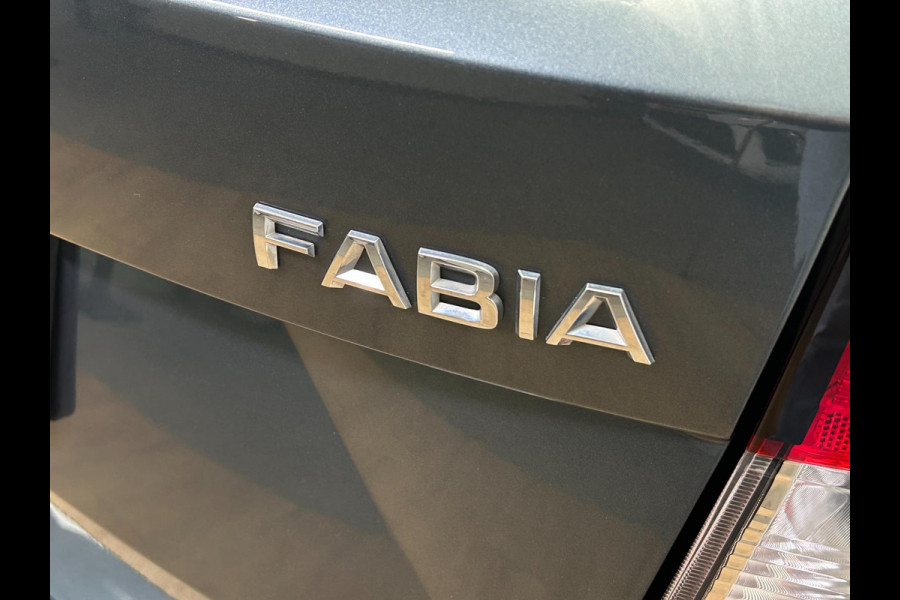 Škoda Fabia Occasion | Grijs | Tweedehands Skoda Fabia | Airco | Stoelverwarming | Getinte ruiten | Bluetoothradio Škoda Fabia Occasion | Grijs | Tweedehands Skoda Fabia | Airco | Stoelverwarming | Getinte ruiten | Bluetoothradio