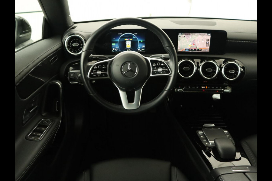Mercedes-Benz CLA-Klasse Shooting Brake 250 e AMG Line | Half Leder | Carplay | Stoelverwarming | Camera | LED | Navigatie | Adaptive Cruise