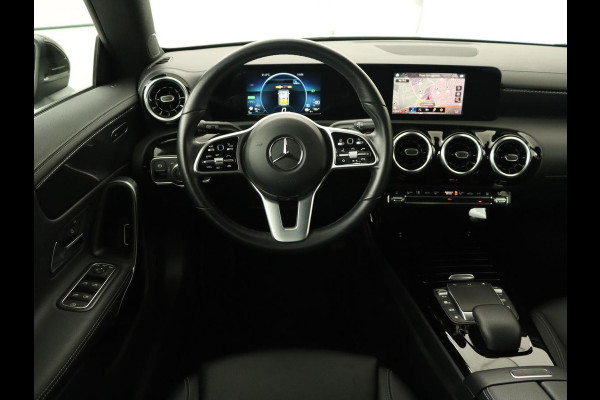Mercedes-Benz CLA-Klasse Shooting Brake 250 e AMG Line | Half Leder | Carplay | Stoelverwarming | Camera | LED | Navigatie | Adaptive Cruise