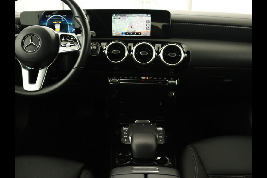 Mercedes-Benz CLA-Klasse Shooting Brake 250 e AMG Line | Half Leder | Carplay | Stoelverwarming | Camera | LED | Navigatie | Adaptive Cruise