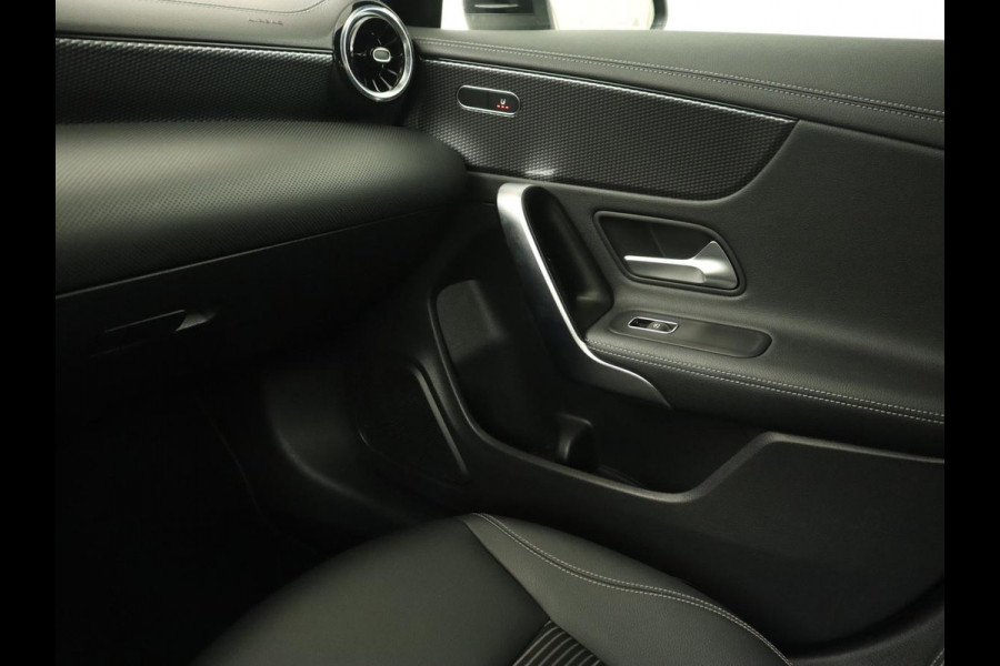Mercedes-Benz CLA-Klasse Shooting Brake 250 e AMG Line | Half Leder | Carplay | Stoelverwarming | Camera | LED | Navigatie | Adaptive Cruise
