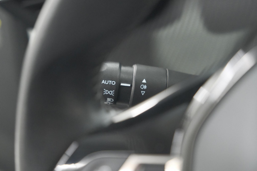 Peugeot 2008 PureTech 130 Allure | Camera | Adaptieve Cruise Control | Stoelverwarming Peugeot 2008 PureTech 130 Allure | Camera | Adaptieve Cruise Control | Stoelverwarming