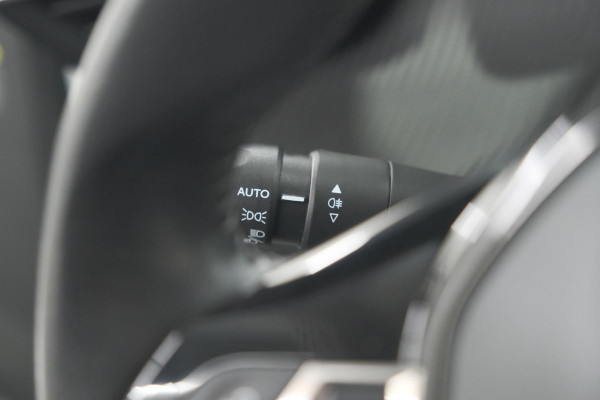 Peugeot 2008 PureTech 130 Allure | Camera | Adaptieve Cruise Control | Stoelverwarming Peugeot 2008 PureTech 130 Allure | Camera | Adaptieve Cruise Control | Stoelverwarming