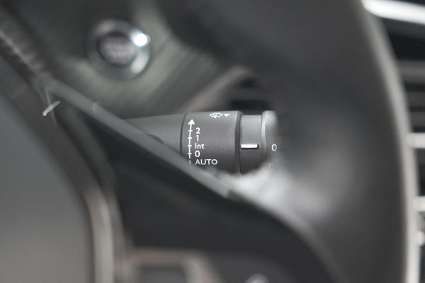 Peugeot 2008 PureTech 130 Allure | Camera | Adaptieve Cruise Control | Stoelverwarming Peugeot 2008 PureTech 130 Allure | Camera | Adaptieve Cruise Control | Stoelverwarming