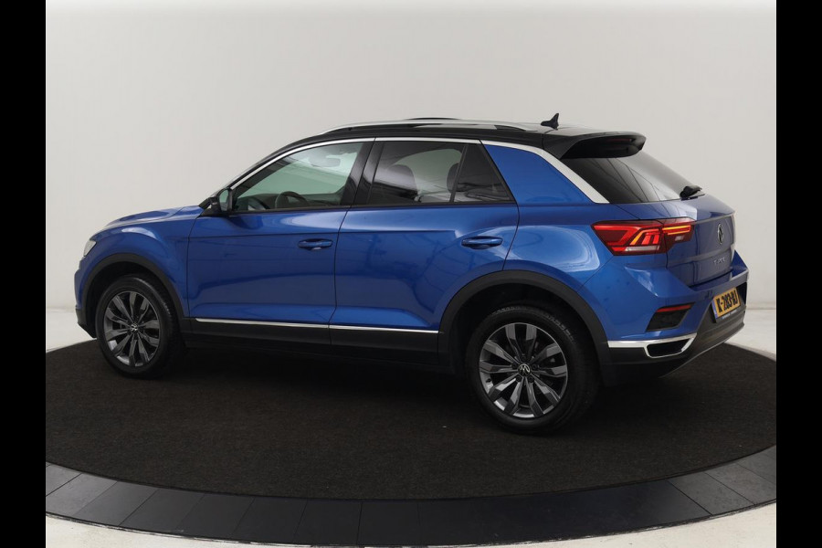 Volkswagen T-Roc 1.5 TSI Sport | Panoramadak | Carplay | Adaptive cruise | Camera | Afneembare Trekhaak | Navigatie | Active Info Display Volkswagen T-Roc 1.5 TSI Sport | Panoramadak | Carplay | Adaptive cruise | Camera | Afneembare Trekhaak | Navigatie | Active Info Display