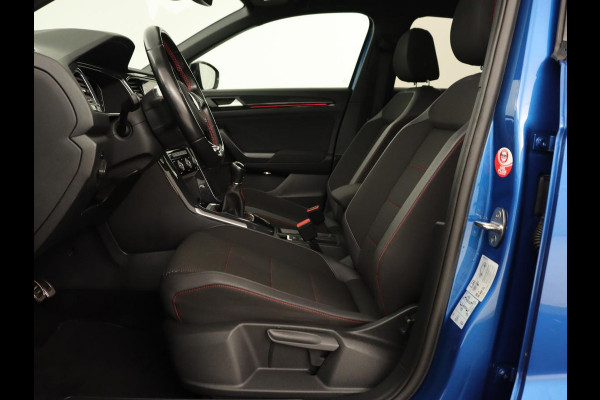 Volkswagen T-Roc 1.5 TSI Sport | Panoramadak | Carplay | Adaptive cruise | Camera | Afneembare Trekhaak | Navigatie | Active Info Display Volkswagen T-Roc 1.5 TSI Sport | Panoramadak | Carplay | Adaptive cruise | Camera | Afneembare Trekhaak | Navigatie | Active Info Display