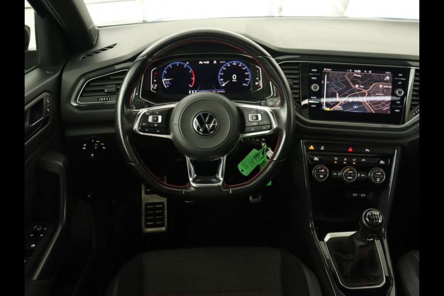 Volkswagen T-Roc 1.5 TSI Sport | Panoramadak | Carplay | Adaptive cruise | Camera | Afneembare Trekhaak | Navigatie | Active Info Display Volkswagen T-Roc 1.5 TSI Sport | Panoramadak | Carplay | Adaptive cruise | Camera | Afneembare Trekhaak | Navigatie | Active Info Display