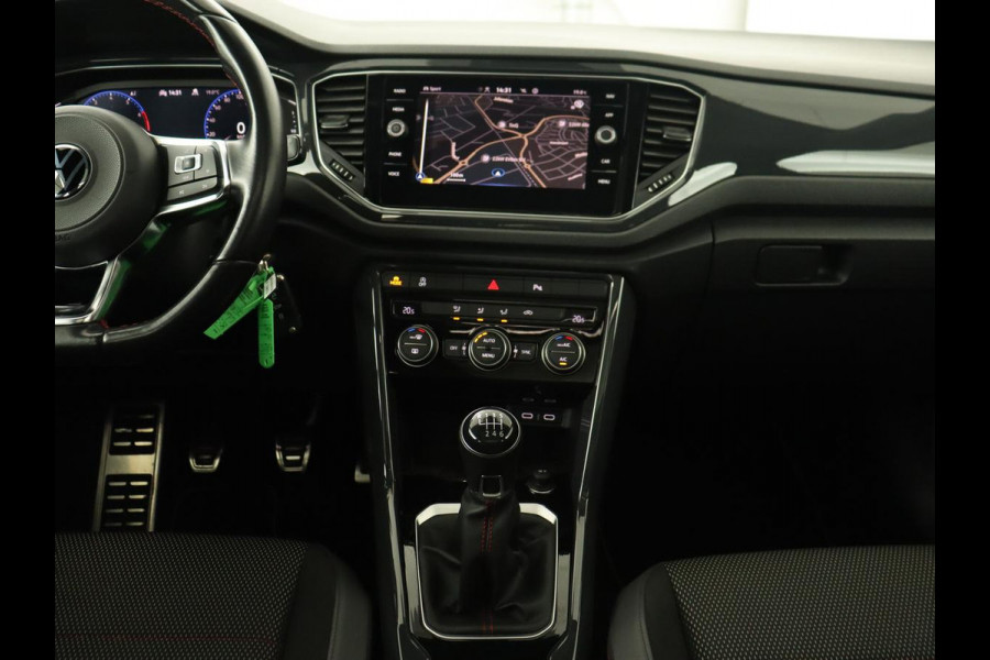 Volkswagen T-Roc 1.5 TSI Sport | Panoramadak | Carplay | Adaptive cruise | Camera | Afneembare Trekhaak | Navigatie | Active Info Display Volkswagen T-Roc 1.5 TSI Sport | Panoramadak | Carplay | Adaptive cruise | Camera | Afneembare Trekhaak | Navigatie | Active Info Display