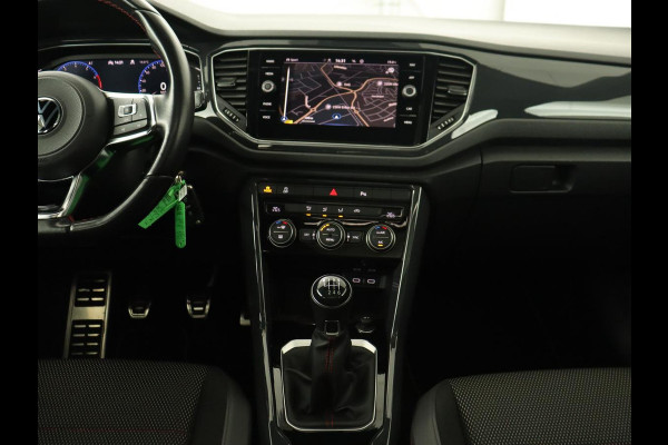 Volkswagen T-Roc 1.5 TSI Sport | Panoramadak | Carplay | Adaptive cruise | Camera | Afneembare Trekhaak | Navigatie | Active Info Display Volkswagen T-Roc 1.5 TSI Sport | Panoramadak | Carplay | Adaptive cruise | Camera | Afneembare Trekhaak | Navigatie | Active Info Display