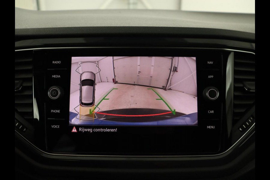 Volkswagen T-Roc 1.5 TSI Sport | Panoramadak | Carplay | Adaptive cruise | Camera | Afneembare Trekhaak | Navigatie | Active Info Display Volkswagen T-Roc 1.5 TSI Sport | Panoramadak | Carplay | Adaptive cruise | Camera | Afneembare Trekhaak | Navigatie | Active Info Display