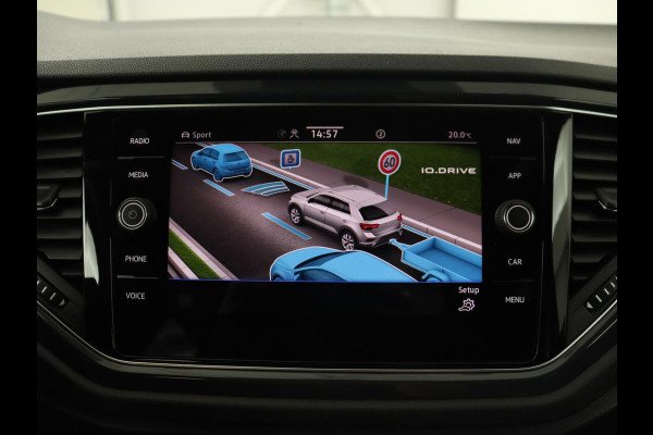 Volkswagen T-Roc 1.5 TSI Sport | Panoramadak | Carplay | Adaptive cruise | Camera | Afneembare Trekhaak | Navigatie | Active Info Display Volkswagen T-Roc 1.5 TSI Sport | Panoramadak | Carplay | Adaptive cruise | Camera | Afneembare Trekhaak | Navigatie | Active Info Display