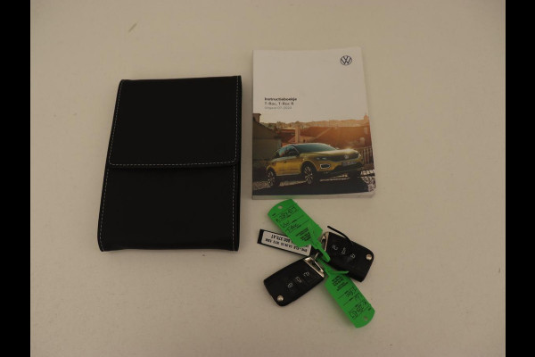 Volkswagen T-Roc 1.5 TSI Sport | Panoramadak | Carplay | Adaptive cruise | Camera | Afneembare Trekhaak | Navigatie | Active Info Display Volkswagen T-Roc 1.5 TSI Sport | Panoramadak | Carplay | Adaptive cruise | Camera | Afneembare Trekhaak | Navigatie | Active Info Display