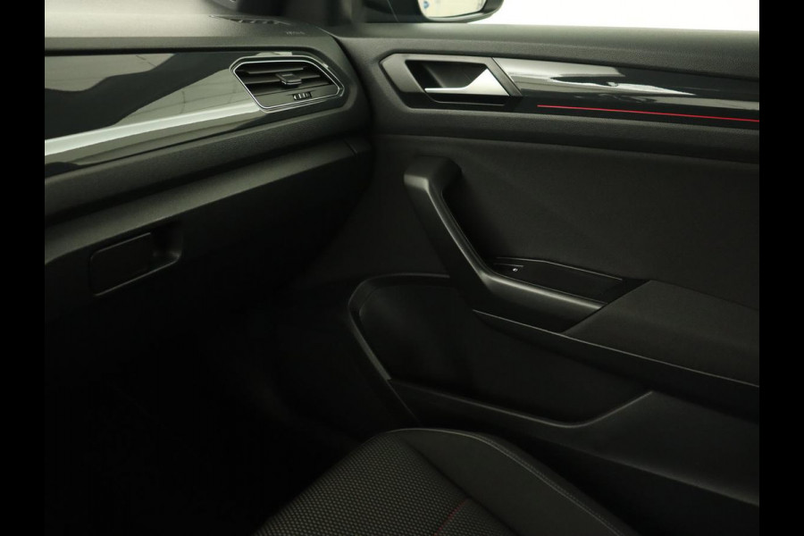 Volkswagen T-Roc 1.5 TSI Sport | Panoramadak | Carplay | Adaptive cruise | Camera | Afneembare Trekhaak | Navigatie | Active Info Display Volkswagen T-Roc 1.5 TSI Sport | Panoramadak | Carplay | Adaptive cruise | Camera | Afneembare Trekhaak | Navigatie | Active Info Display