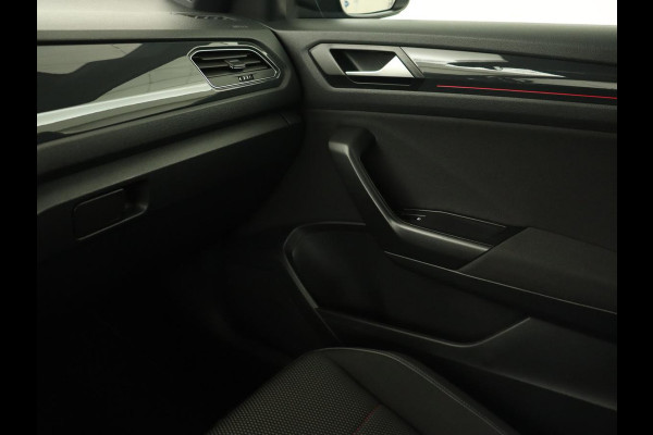 Volkswagen T-Roc 1.5 TSI Sport | Panoramadak | Carplay | Adaptive cruise | Camera | Afneembare Trekhaak | Navigatie | Active Info Display Volkswagen T-Roc 1.5 TSI Sport | Panoramadak | Carplay | Adaptive cruise | Camera | Afneembare Trekhaak | Navigatie | Active Info Display