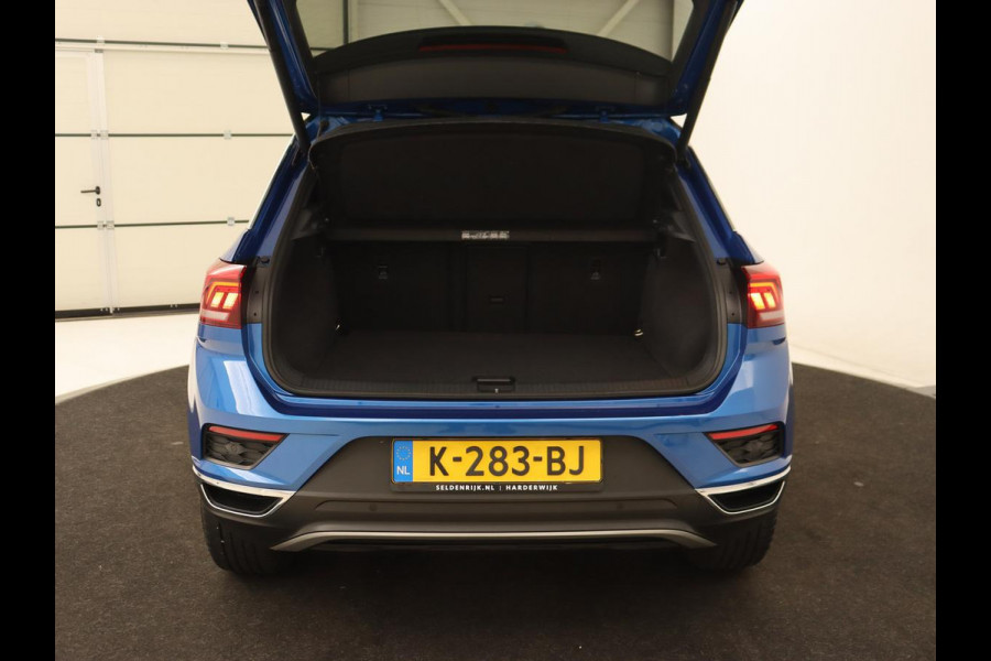 Volkswagen T-Roc 1.5 TSI Sport | Panoramadak | Carplay | Adaptive cruise | Camera | Afneembare Trekhaak | Navigatie | Active Info Display Volkswagen T-Roc 1.5 TSI Sport | Panoramadak | Carplay | Adaptive cruise | Camera | Afneembare Trekhaak | Navigatie | Active Info Display
