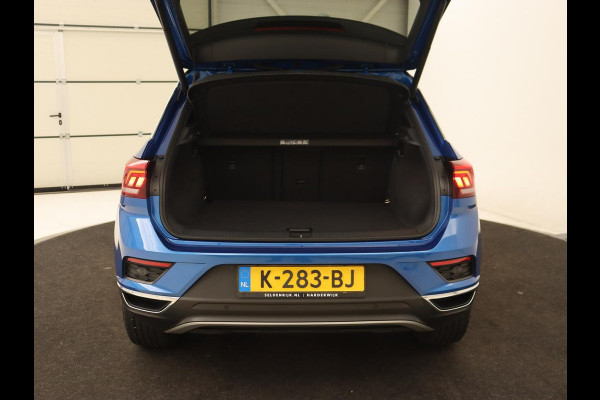 Volkswagen T-Roc 1.5 TSI Sport | Panoramadak | Carplay | Adaptive cruise | Camera | Afneembare Trekhaak | Navigatie | Active Info Display Volkswagen T-Roc 1.5 TSI Sport | Panoramadak | Carplay | Adaptive cruise | Camera | Afneembare Trekhaak | Navigatie | Active Info Display