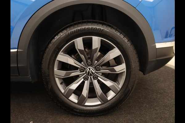 Volkswagen T-Roc 1.5 TSI Sport | Panoramadak | Carplay | Adaptive cruise | Camera | Afneembare Trekhaak | Navigatie | Active Info Display Volkswagen T-Roc 1.5 TSI Sport | Panoramadak | Carplay | Adaptive cruise | Camera | Afneembare Trekhaak | Navigatie | Active Info Display
