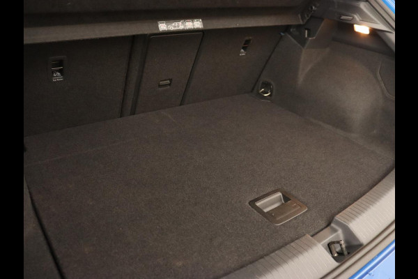 Volkswagen T-Roc 1.5 TSI Sport | Panoramadak | Carplay | Adaptive cruise | Camera | Afneembare Trekhaak | Navigatie | Active Info Display Volkswagen T-Roc 1.5 TSI Sport | Panoramadak | Carplay | Adaptive cruise | Camera | Afneembare Trekhaak | Navigatie | Active Info Display